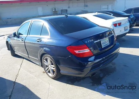 2012 Mercedes-Benz C 250 Luxury/Sport z USA, uszkodzony, nr VIN WDDGF4HB3CR223200